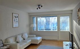 Avara ja kodikas huoneisto parvekkeella